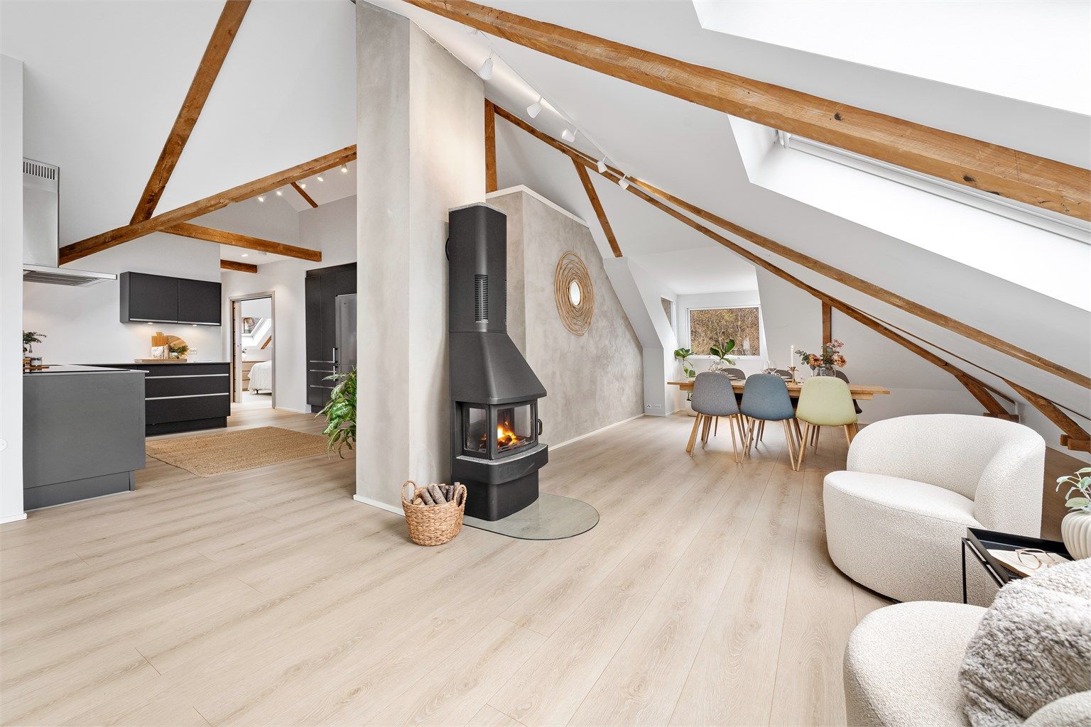 Leiligheten har en kombinasjon av elektrisk oppvarming, gulvvarme på bad og vedfyring.