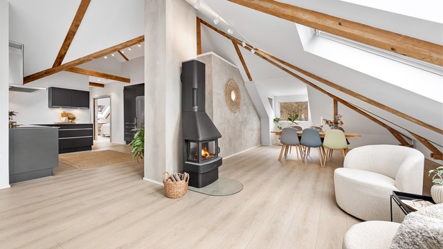 Leiligheten har en kombinasjon av elektrisk oppvarming, gulvvarme på bad og vedfyring.