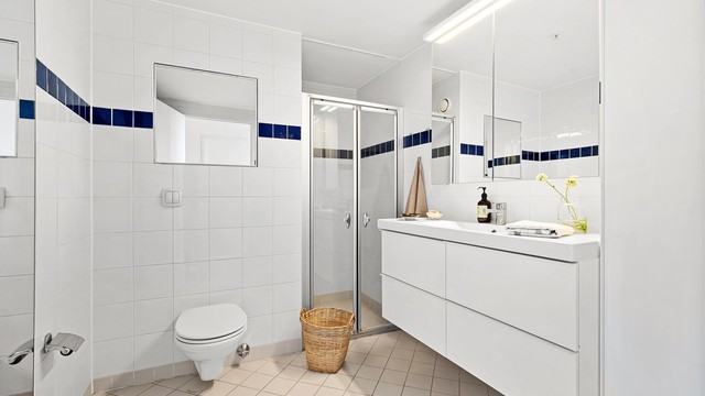 Helfliset bad med tidløs baderomsinnredning. Praktisk vaskerom i tillegg.
