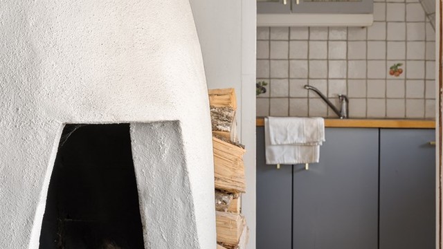 Detalj av det tradisjonelle ildstedet ved spiseplassen.