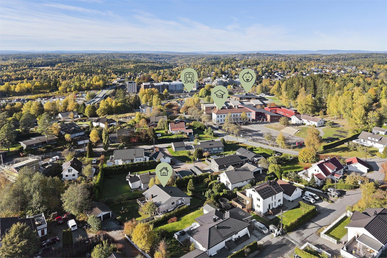 Attraktiv og barnevennlig beliggenhet med kort gangavstand til skole, barnehage og togstasjon.