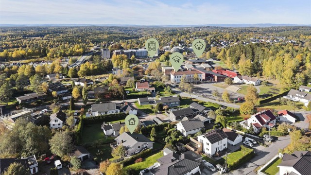 Attraktiv og barnevennlig beliggenhet med kort gangavstand til skole, barnehage og togstasjon.
