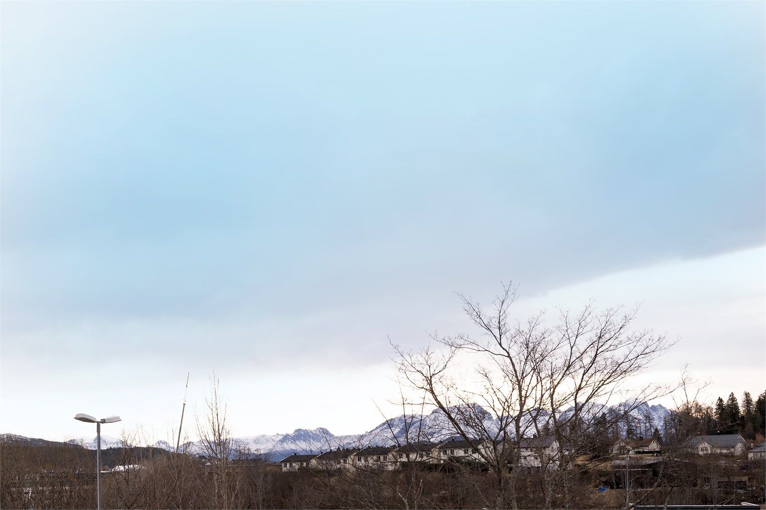 Fra eiendommen er det kort vei til flotte turstier på Byfjellet Aksla.