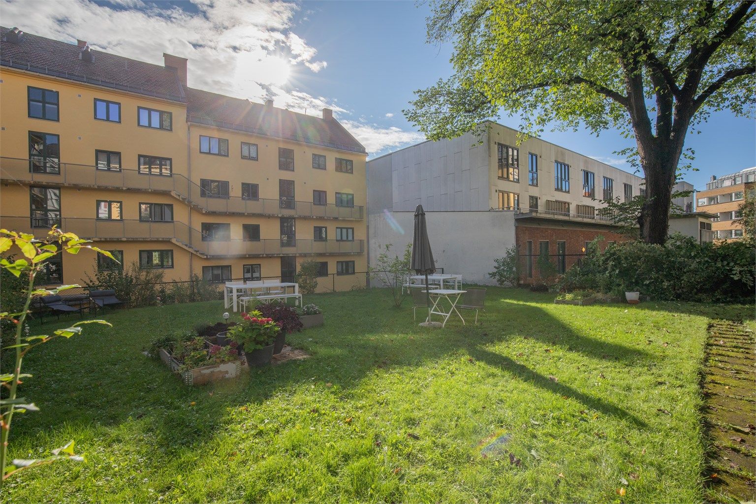 Aksjelaget har en flott bakgård, opparbeidet med frodig beplantning og trivelige sittegrupper.