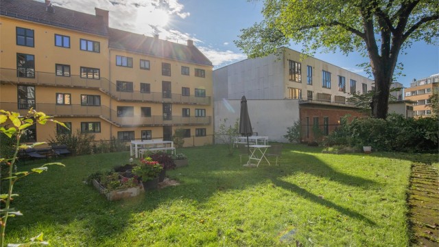 Aksjelaget har en flott bakgård, opparbeidet med frodig beplantning og trivelige sittegrupper.