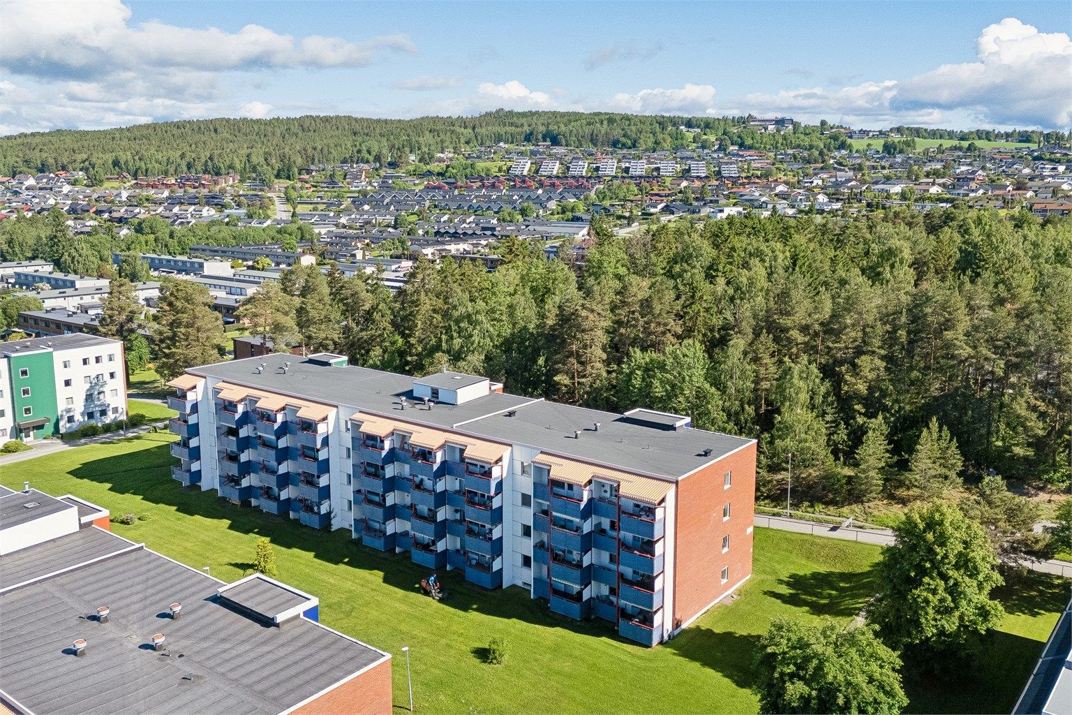Populær beliggenhet på Hamar vest i et boligområde som er skjermet og stille uten gjennomgangstrafikk.