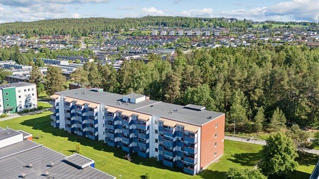 Populær beliggenhet på Hamar vest i et boligområde som er skjermet og stille uten gjennomgangstrafikk.