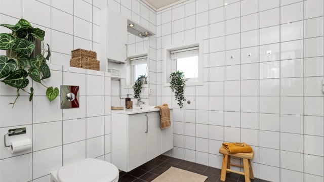 Ovenpåliggende servant med ettgreps armatur og god skapplass under vasken.