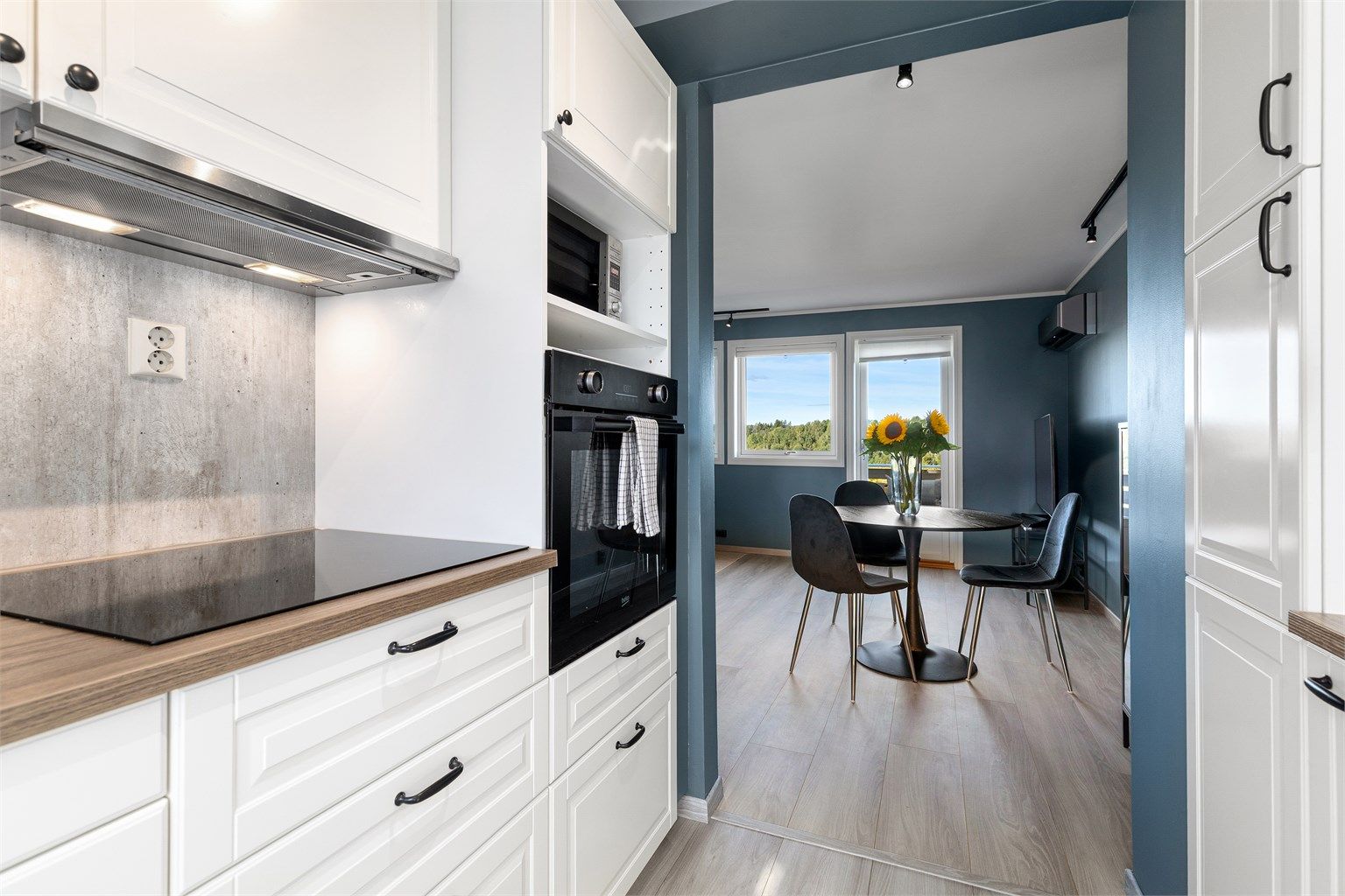 Pent kjøkken med integrerte hvitevarer 