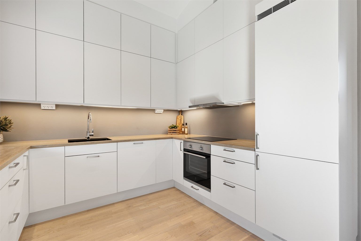 Kjøkkenet er utstyrt med integrert kjøl/frys, oppvaskmaskin, koketopp og stekeovn. Komfyrvakt og waterguard er montert for ekstra trygghet.