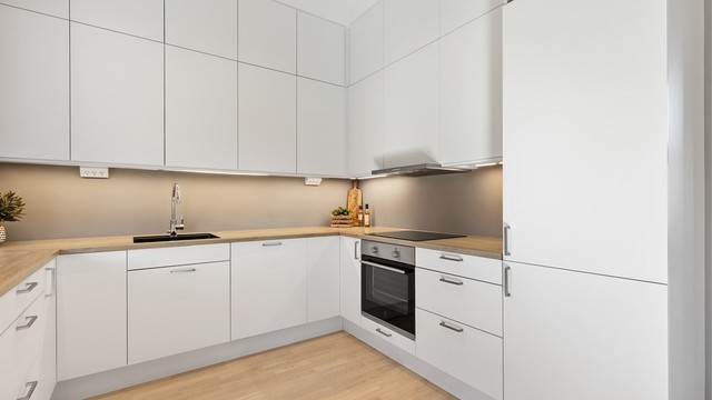 Kjøkkenet er utstyrt med integrert kjøl/frys, oppvaskmaskin, koketopp og stekeovn. Komfyrvakt og waterguard er montert for ekstra trygghet.