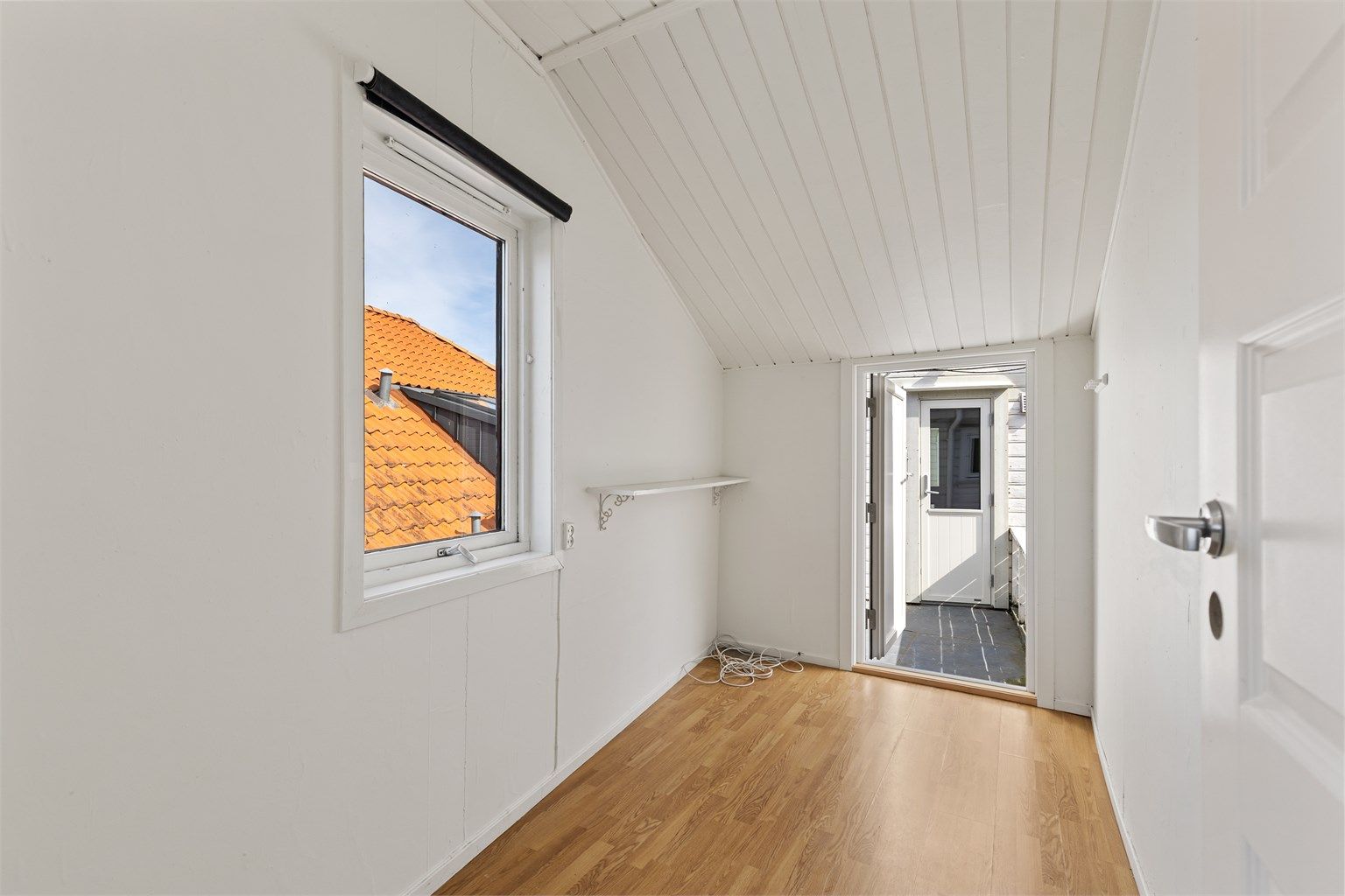 Et mindre rom med utgang til uteplass.