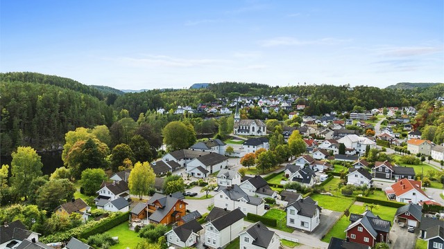 Enebolig med eiertomt 896 kvm med sentral beliggenhet på Skotfoss. Foto: A7 Media.