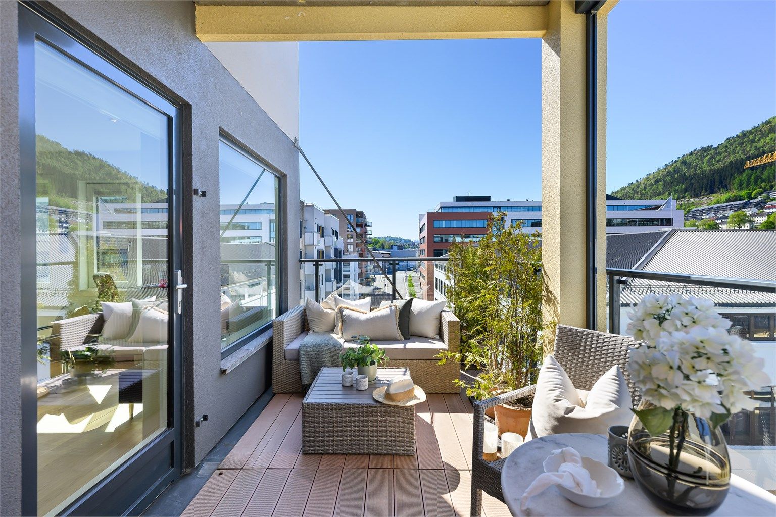 Vestvendt balkong gir mye sol. Høy og fri beliggenhet gir fin utsikt mot Løvstakken og nærområde. 