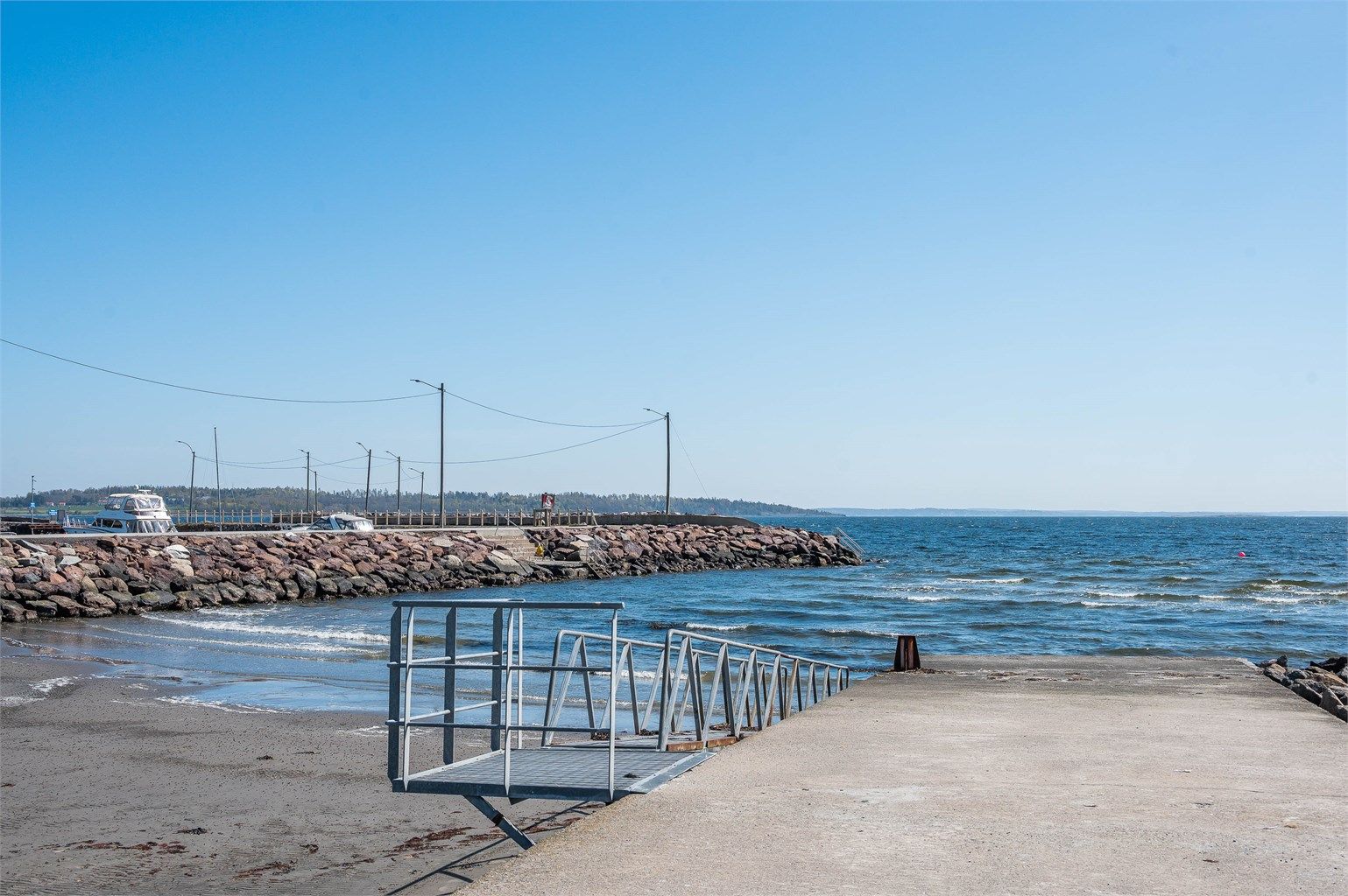 Badeplassen ved Steinbrygga har molo med badetrapp for en forfriskende dukkert.