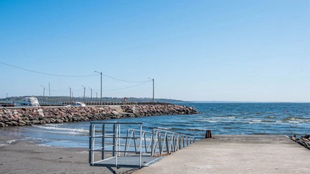 Badeplassen ved Steinbrygga har molo med badetrapp for en forfriskende dukkert.