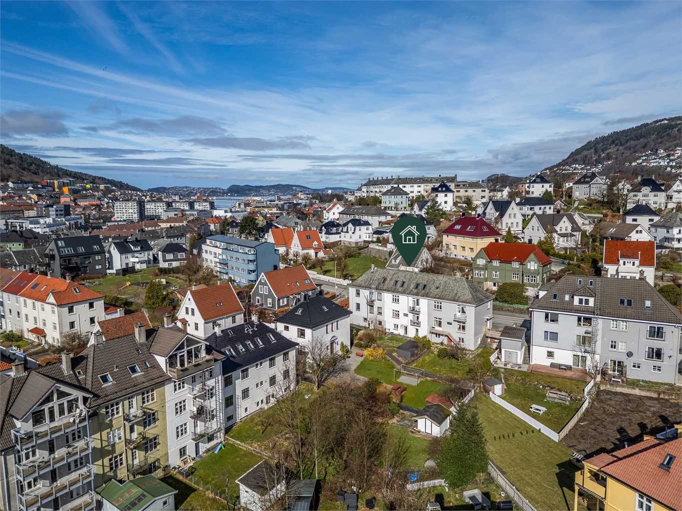 En meget sentral og attraktiv bydel med korte avstander til det meste. 