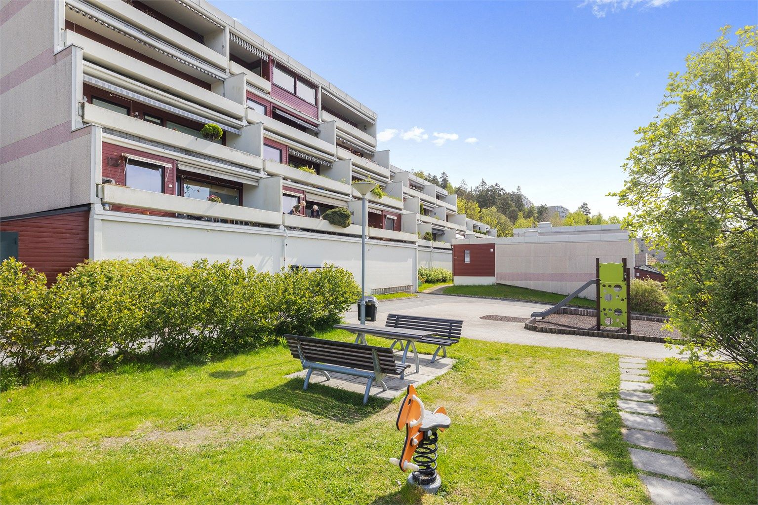 Velkommen til Vestliveien 20A – en romslig og gjennomgående 3-roms med garasjeplass, terrasse ved stue og uteplass ved kjøkken.