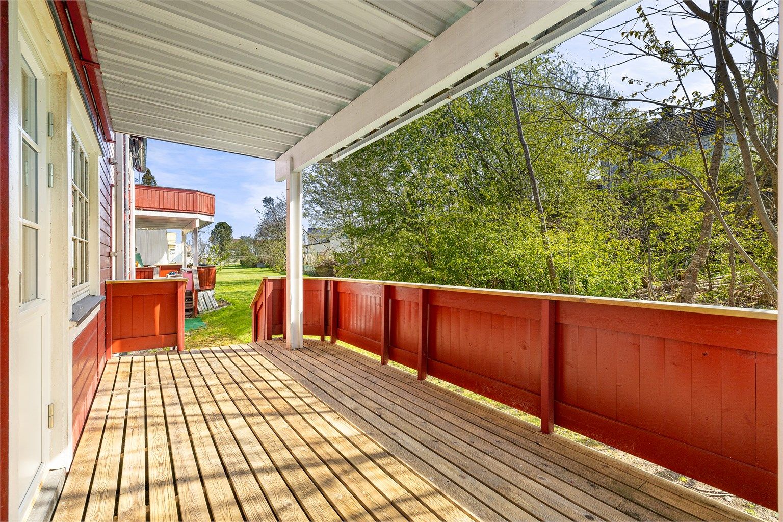 På terrassen sitter du henvendt mot solens gang på morgen og formiddag sommerstid. Plater hindrer drypp fra balkongen over ved nedbør.