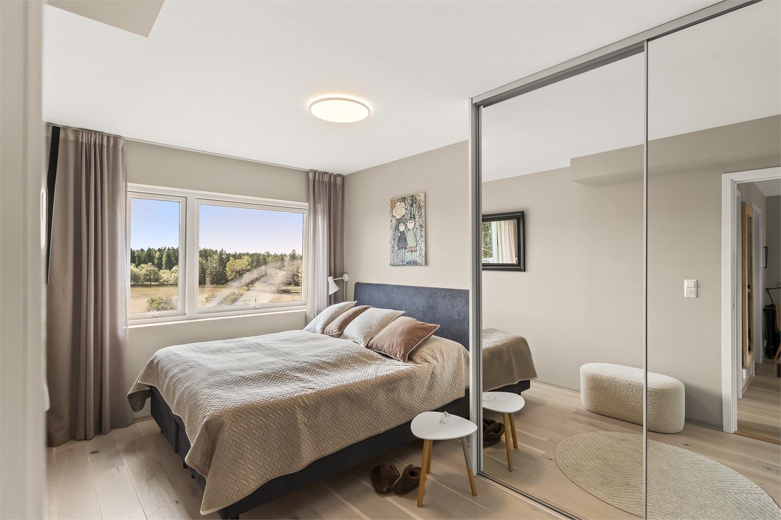 Hovedsoverom med skyvedørsgarderobe 