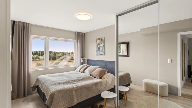 Hovedsoverom med skyvedørsgarderobe