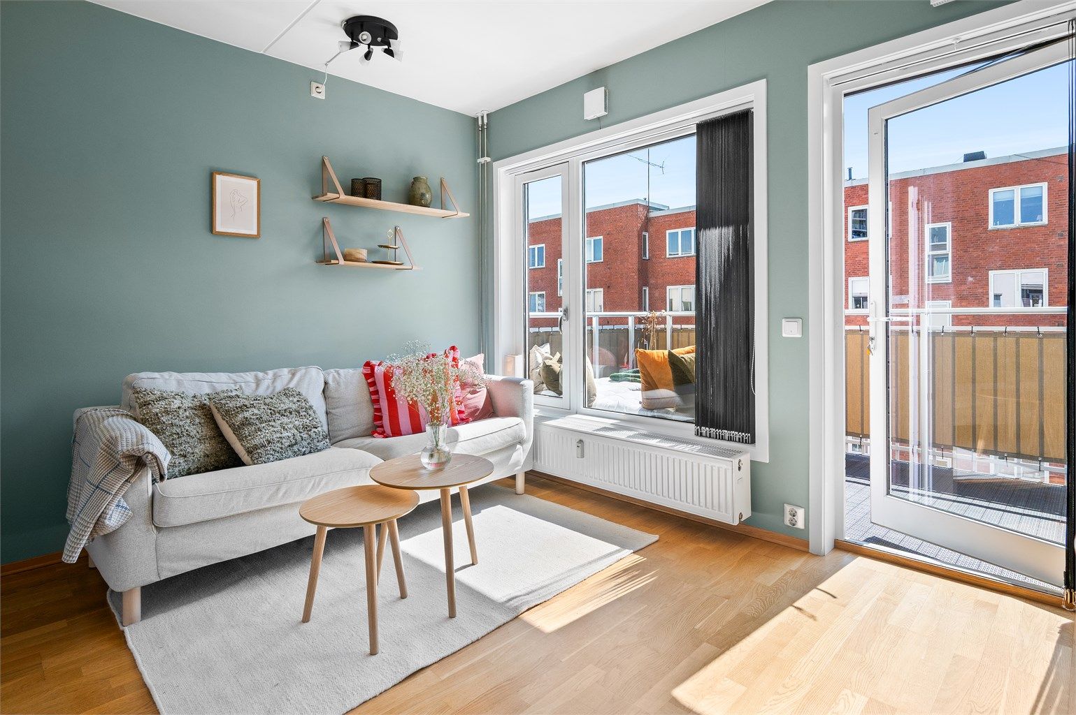 Boligen har en god planløsning og ligger fint til i borettslaget. Stuen er av god størrelse med plass til sofa og tilhørende salongbord.