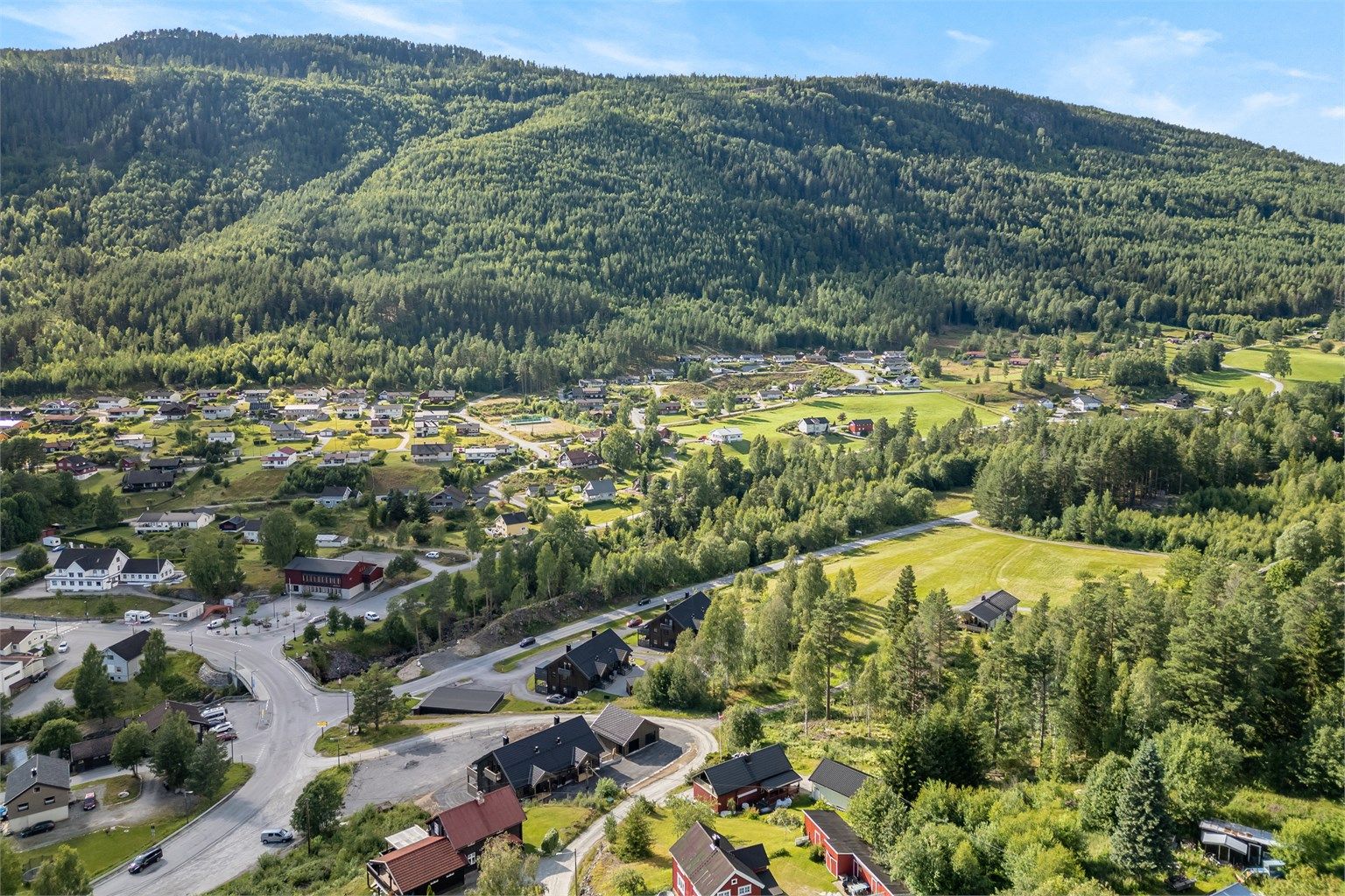  Austbygde er et trivelig sentrum på østsiden av Tinnsjøen hvor du finner blant annet dagligvarebutikken Kiwi og bakeriet Austbygde Bakeri med brød, bakevarer og kaker