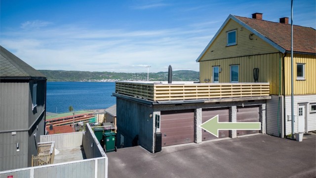 Garasje til en bil medfølger, i tillegg er det asfaltert p-plass til 2 biler