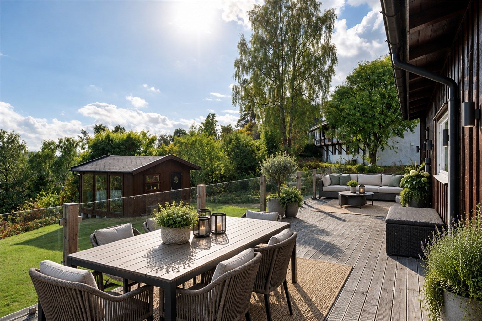 Det er terrasse på begge sider av eiendommen på tilsammen 77 kvm. Digital styling til illustrasjon
