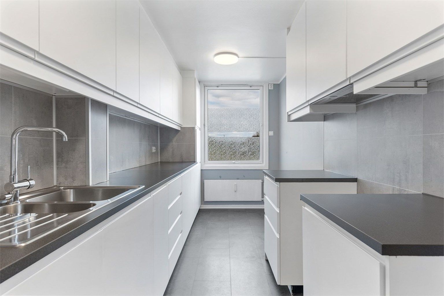 Separat kjøkken med god skap og benkeplass.