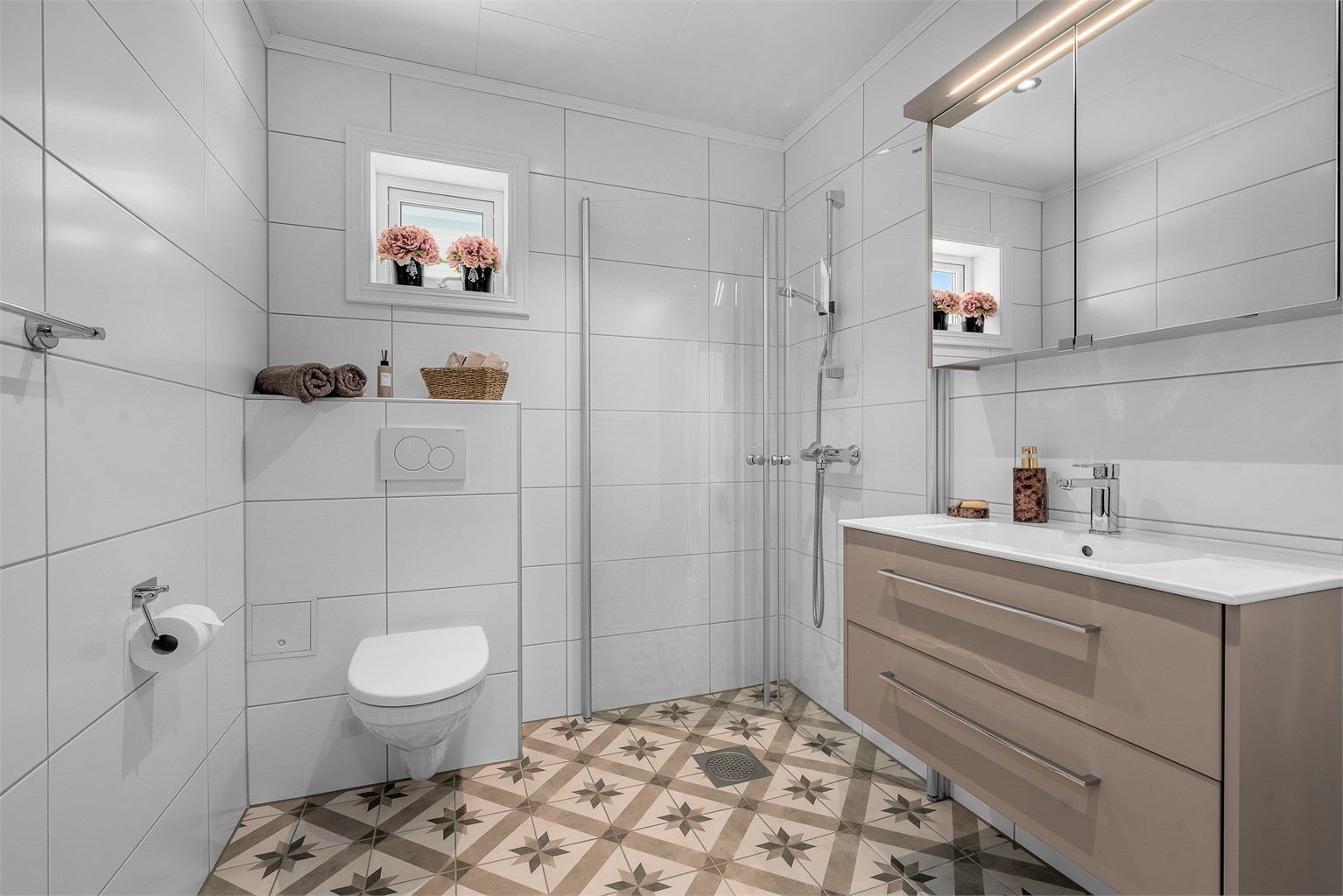 Bad 1. etasje. Boligen har to gode bad, ett i hver etasje