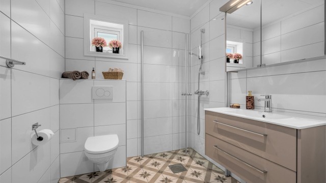 Bad 1. etasje. Boligen har to gode bad, ett i hver etasje