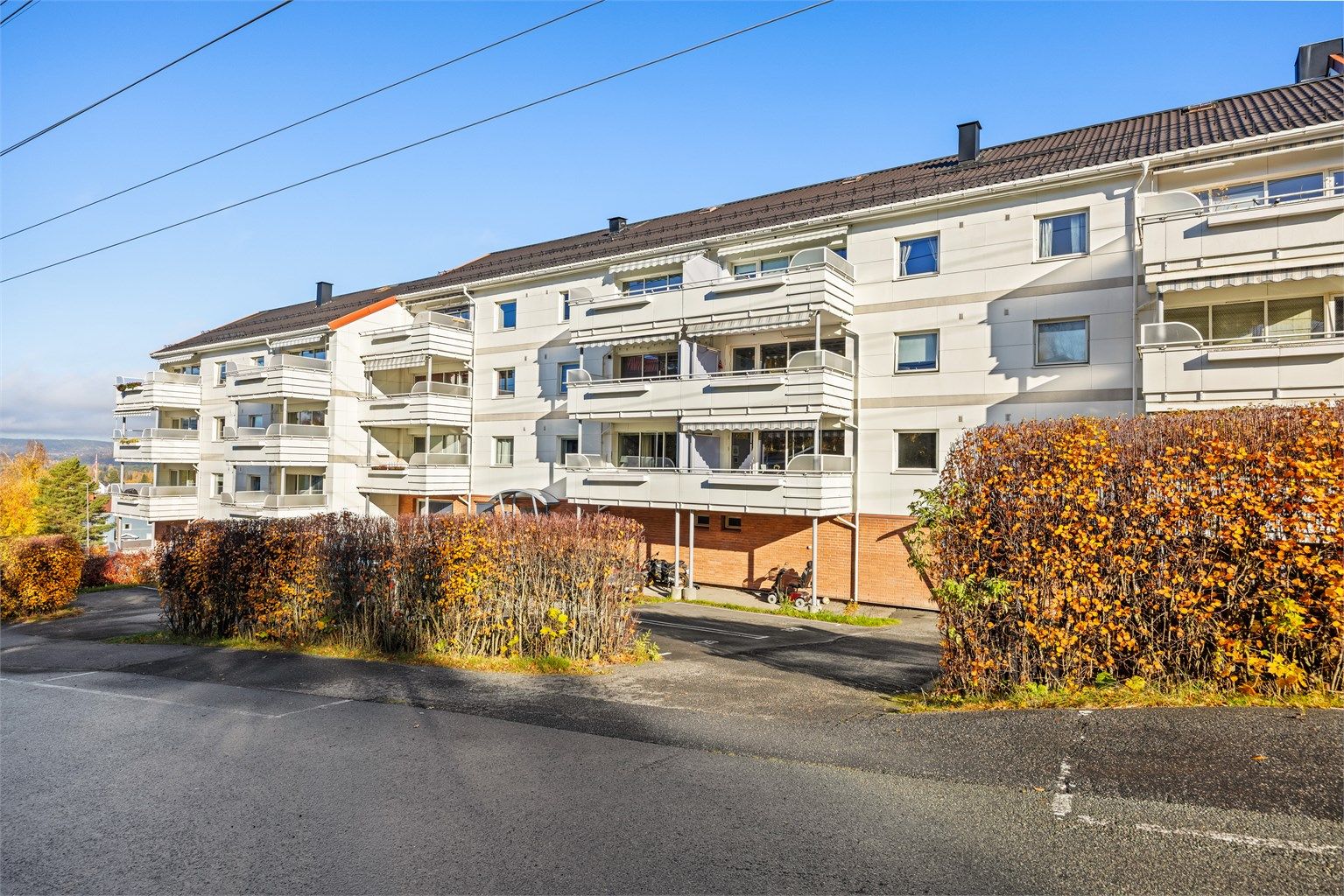 Vestre Strøm Borettslag med velholdte fasader og opparbeidede fellesområder.
