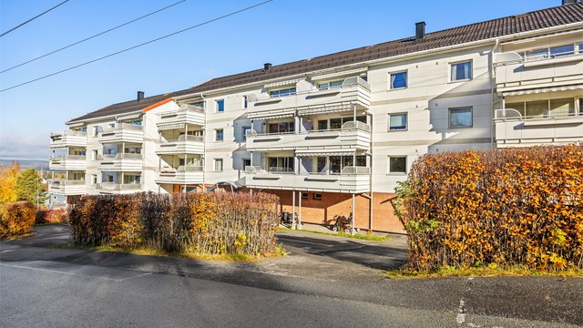 Vestre Strøm Borettslag med velholdte fasader og opparbeidede fellesområder.