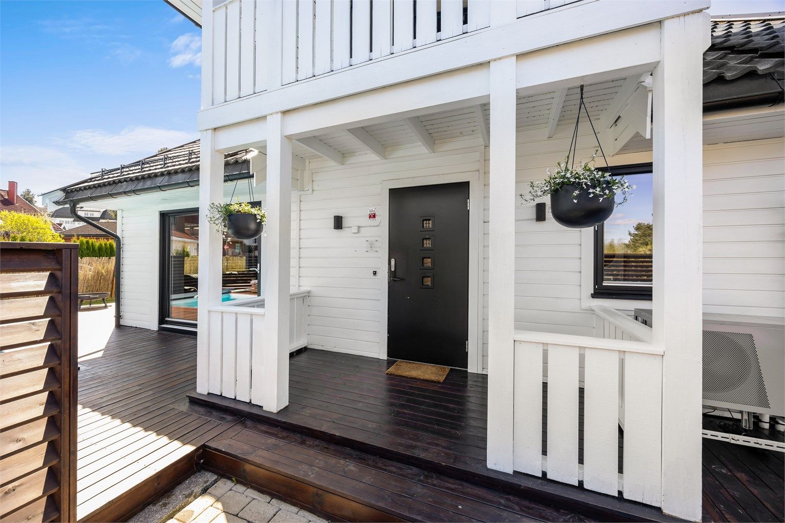 Boligen ønsker deg velkommen med et hyggelig inngangsparti med overbygget terrasse