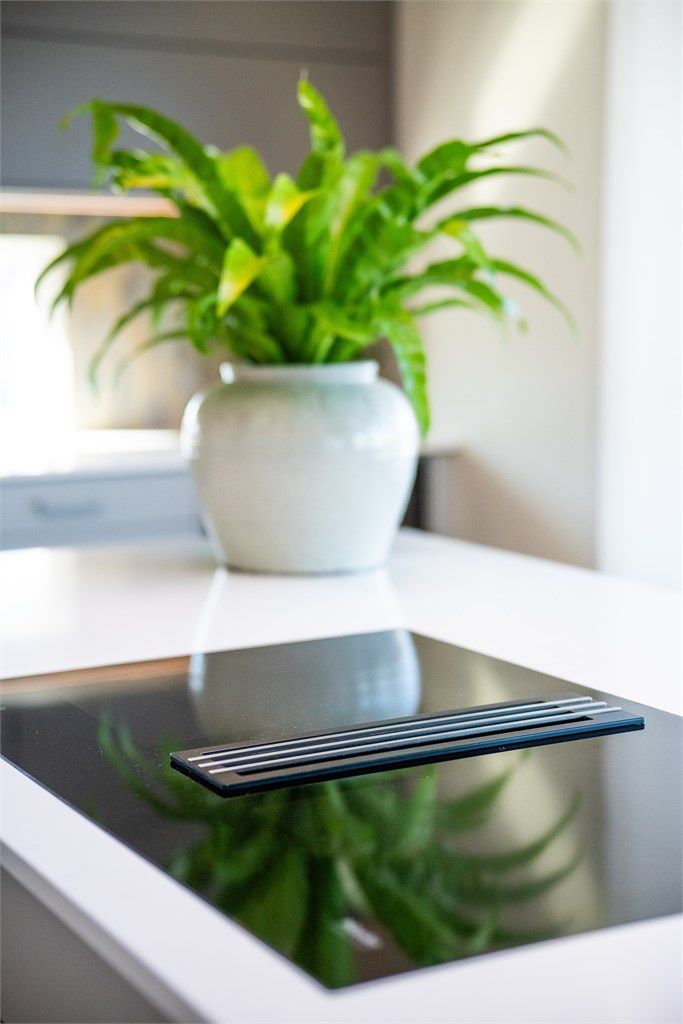 Induksjonstoppen har en smart, nedfelt ventilator med avtrekk rett ut.