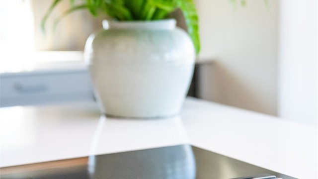 Induksjonstoppen har en smart, nedfelt ventilator med avtrekk rett ut.