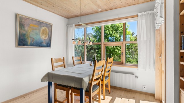 Fra kjøkkenet er det utgang til en skjermet frokostplass mot øst/syd.