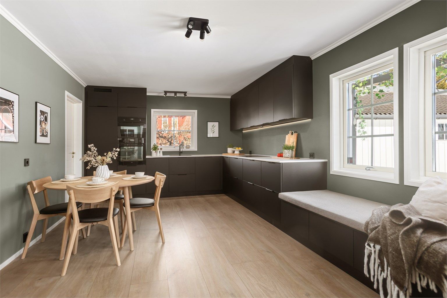 Pent kjøkken med integrerte hvitevarer og god plass til spisebord