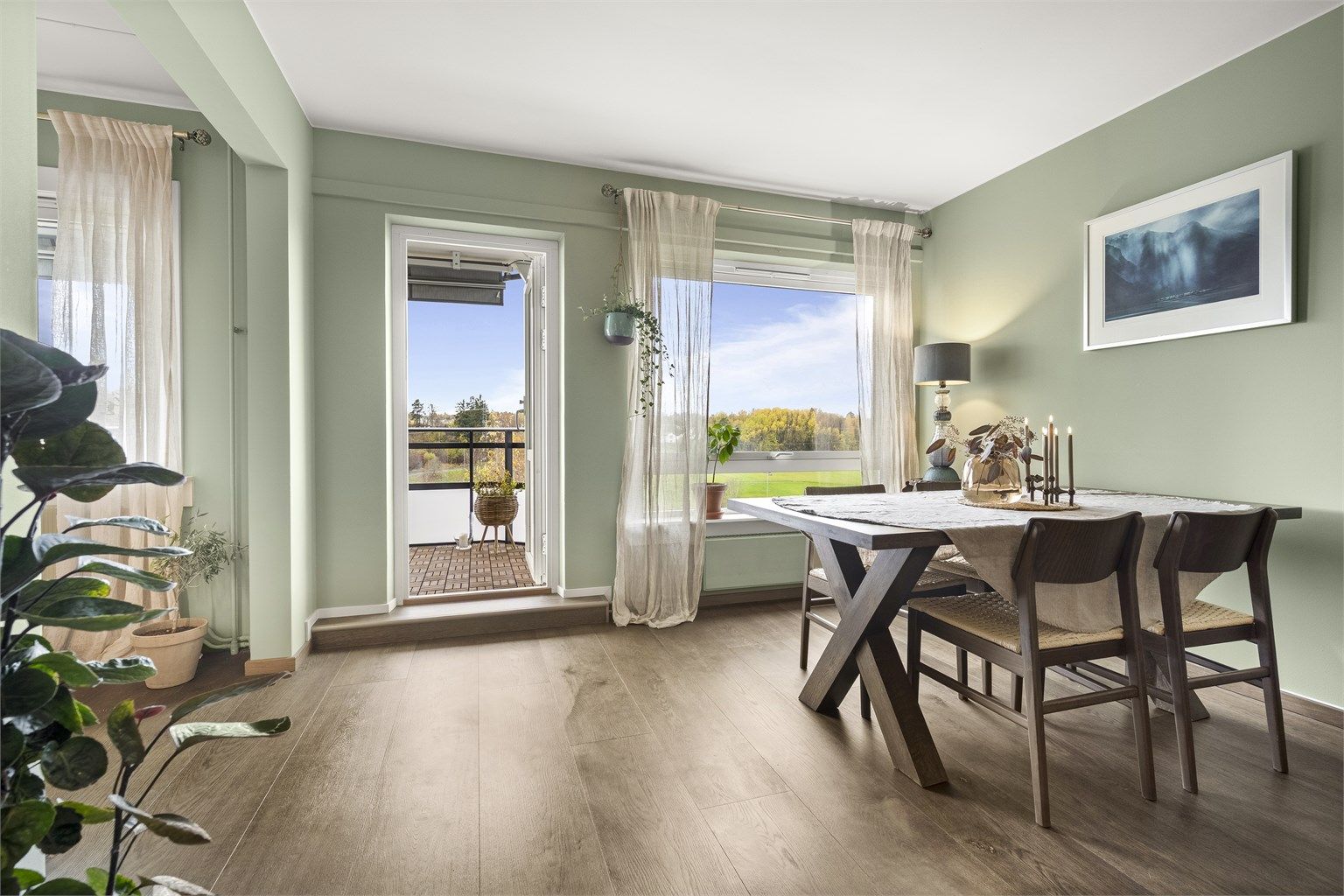 Lys og attraktiv 4-romsleilighet med stor, solrik balkong.