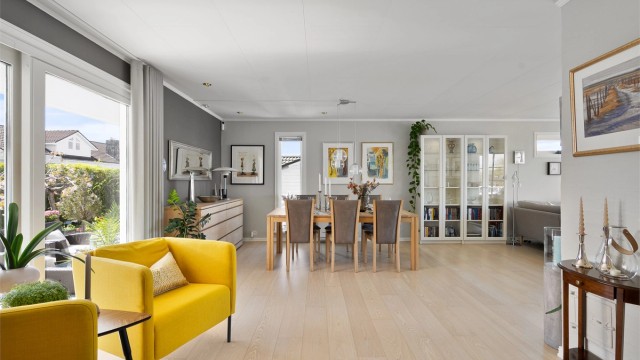 Ekstra sone i stuen for sittegruppe. Utgang til terrasse og hage.