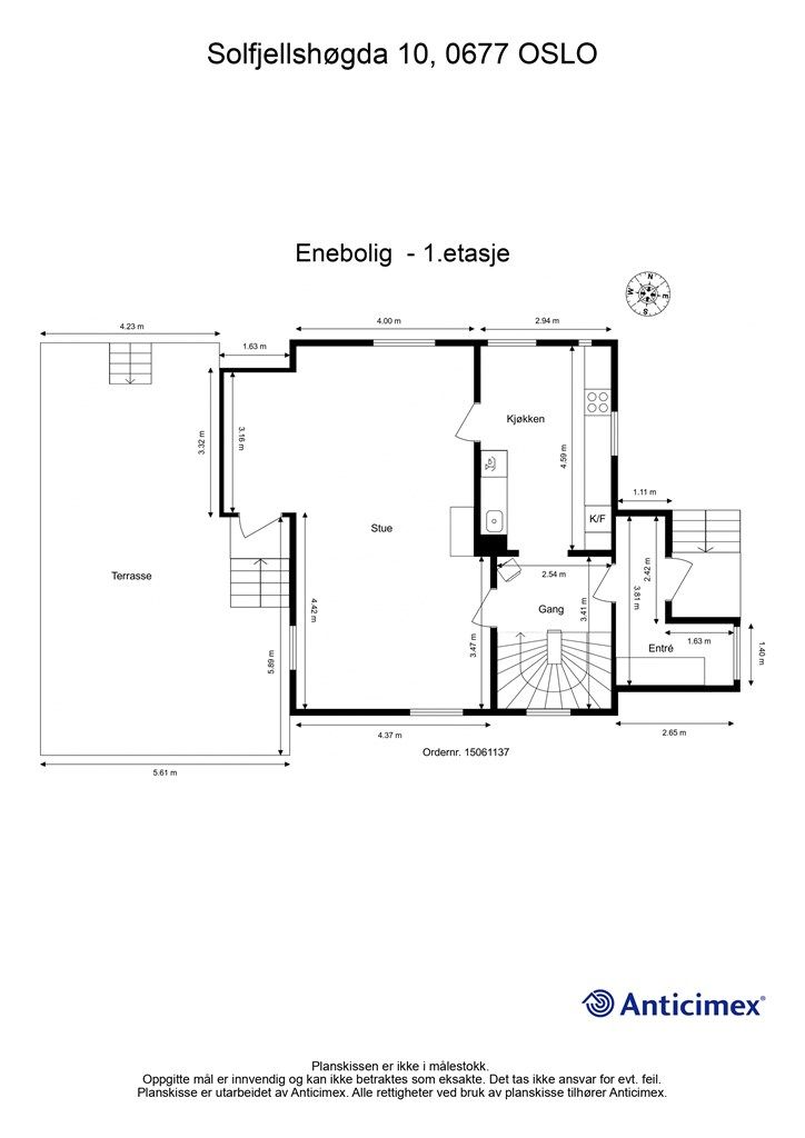 Første etasje er boligens sosiale sone, med entré, gang, kjøkken og en romslig stue med utgang til markterrassen.