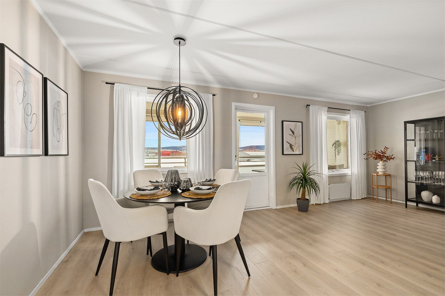 Leiligheten har en åpen og sosial planløsning mellom stue og kjøkken