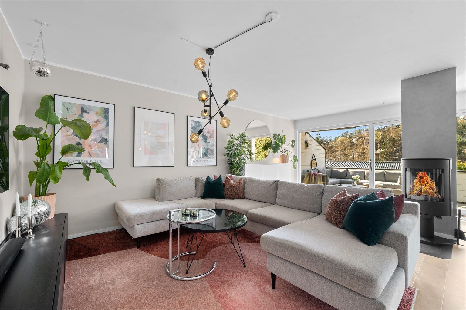 Pen,lys og luftig stue med moderne interiør- og materialvalg.  