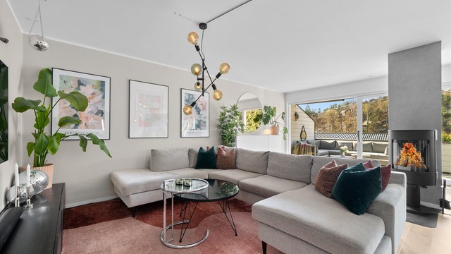 Pen,lys og luftig stue med moderne interiør- og materialvalg.