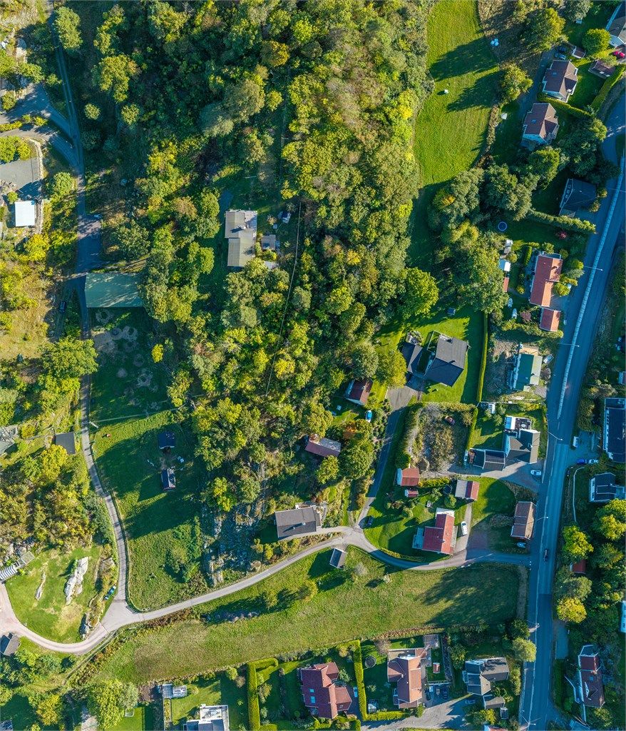 Eiendommen har romslige arealer med god avstand til naboer og praktisk internvei mellom bygningene.