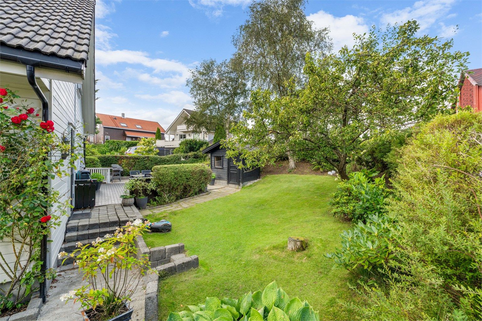 Hagen er opparbeidet med plenarealer og diverse beplantning.