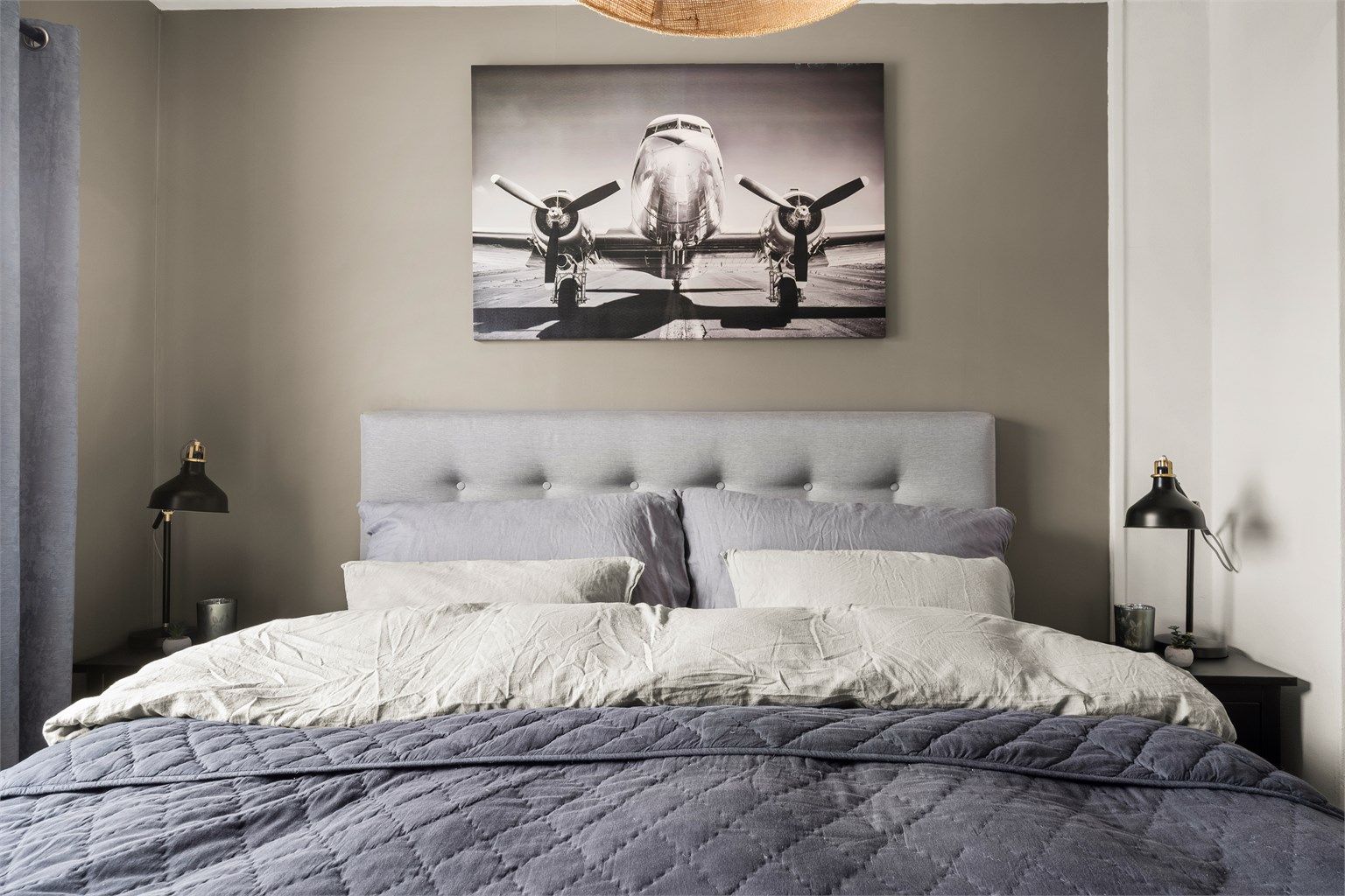 Rommet er lett å møblere og har en rolig atmosfære.