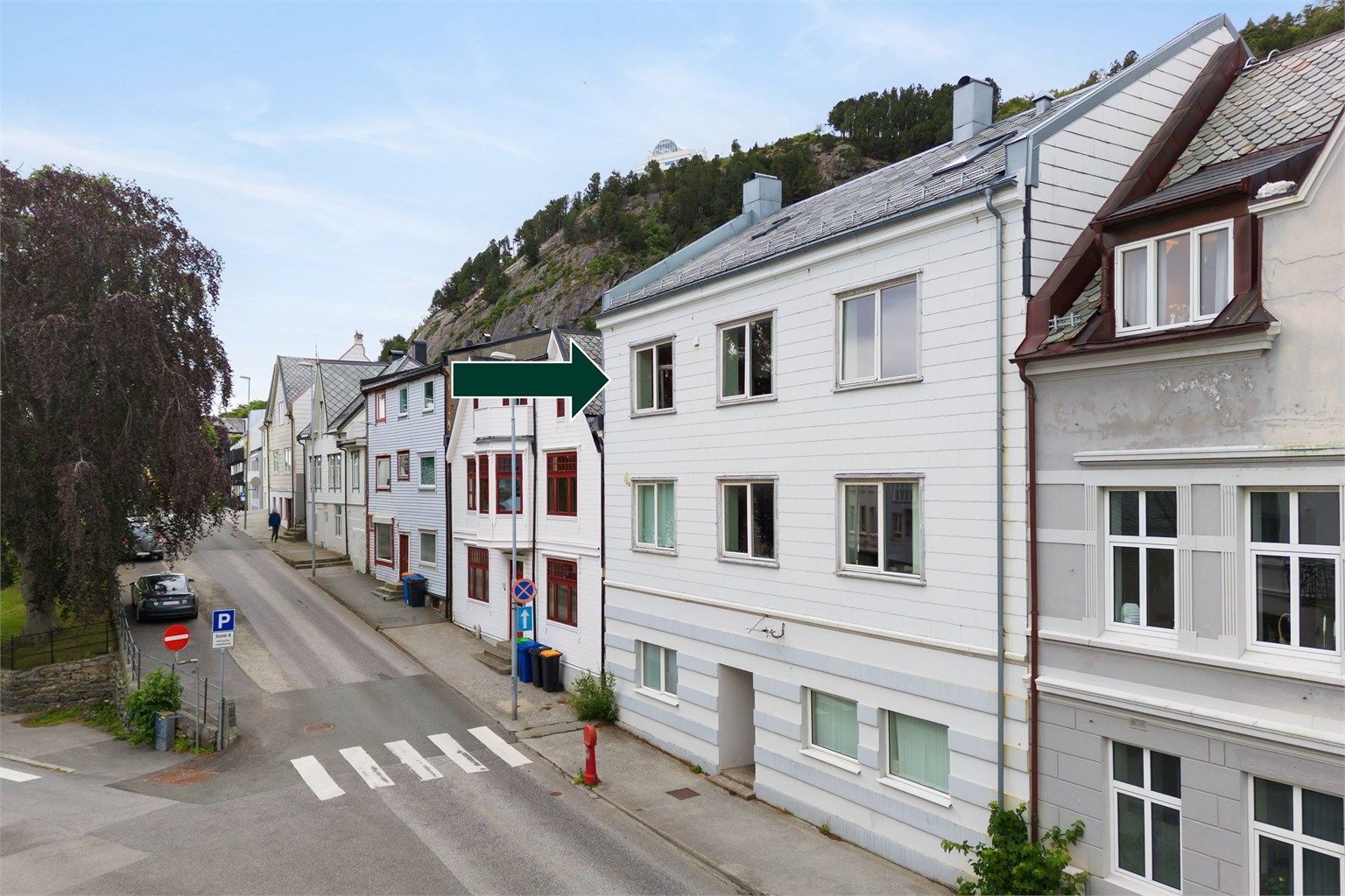 Leiligheten har en pen standard med praktisk planløsning som fordeler seg på entré, stue, kjøkken, bad og soverom. Takhøyden er målt til ca 2,7 meter