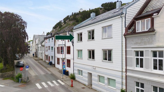 Leiligheten har en pen standard med praktisk planløsning som fordeler seg på entré, stue, kjøkken, bad og soverom. Takhøyden er målt til ca 2,7 meter